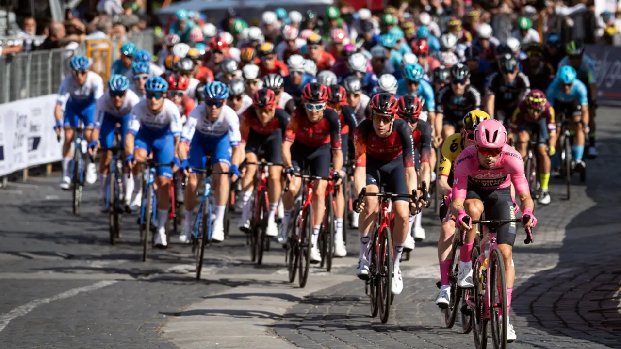 Varios ciclistas compiten en la 21.&ordf; y &uacute;ltima etapa del Giro de Italia en 2023. / EP