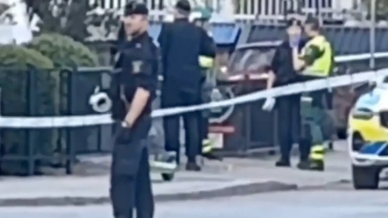 Varios polic&iacute;as en el lugar de los hechos. / X