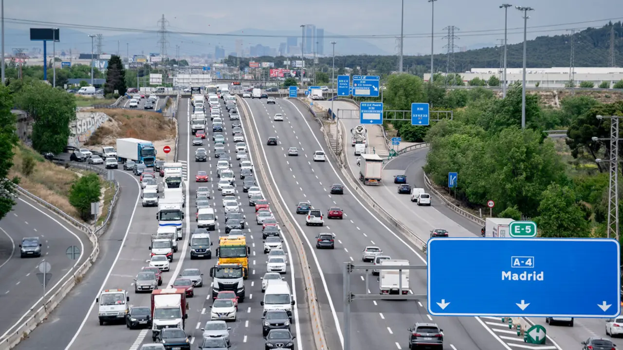Varios coches durante la operaci&oacute;n salida por el puente de mayo. / EP