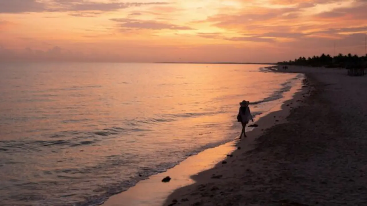 Una persona da un paseo por la playa. / A.E