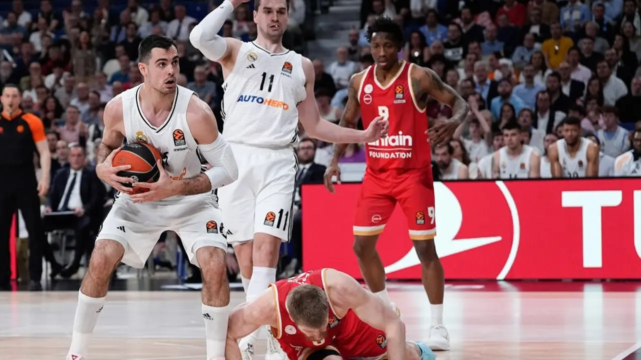 Alberto Abalde Diaz del Real Madrid y Sasha Vezenkov del Olympiacos durante el partido de la Euroliga. / EP