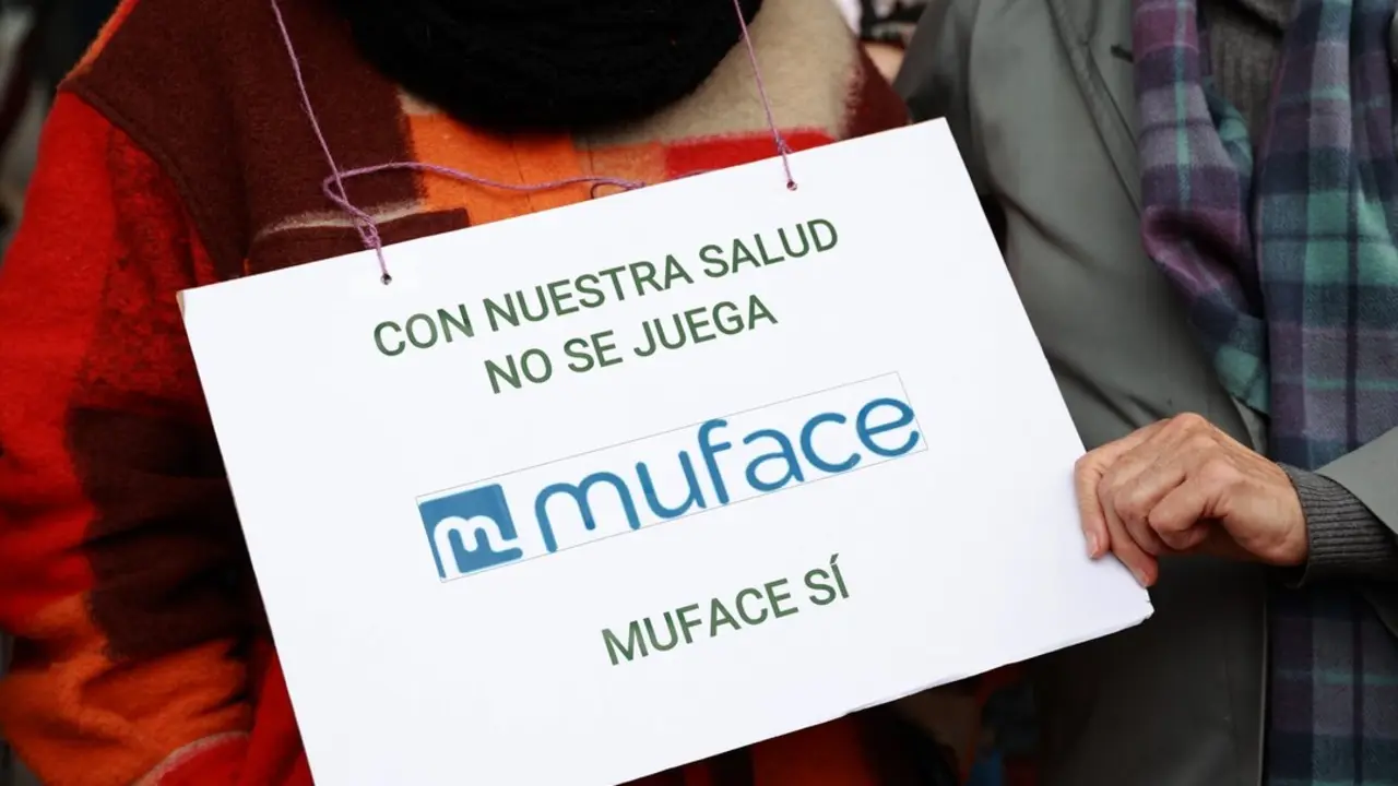 Varios funcionarios se concentran ante la sede provincial de Muface. / Roc&iacute;o Ruz