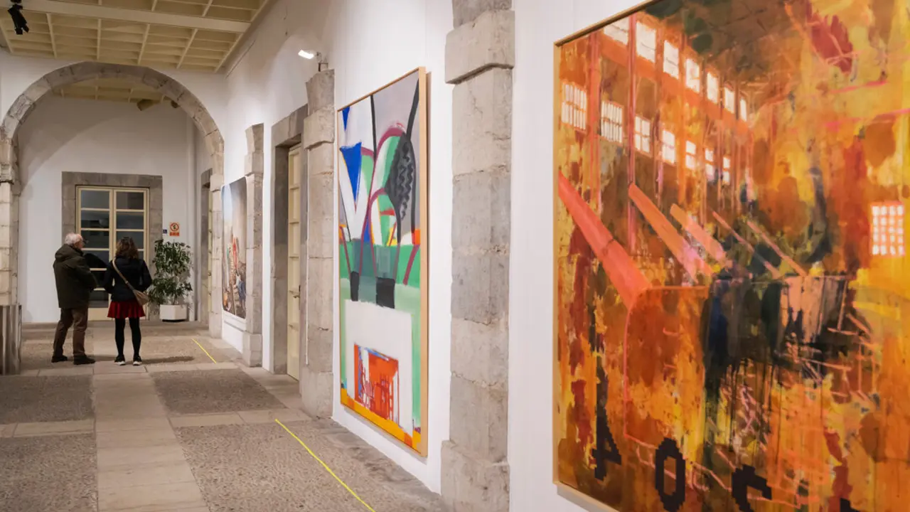 Inauguraci&oacute;n de la exposici&oacute;n 'La Pintura' en el patio central del Parlamento de Cantabria. / x