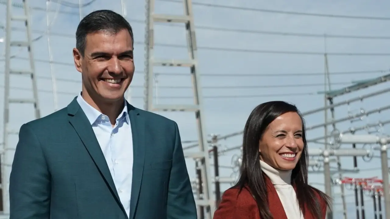 El presidente del Gobierno, Pedro S&aacute;nchez, y la presidenta de Red El&eacute;ctrica, Beatriz Corredor, en una visita institucional a una subestaci&oacute;n el&eacute;ctrica, semanas antes del gran apag&oacute;n que ha desatado una tormenta judicial.