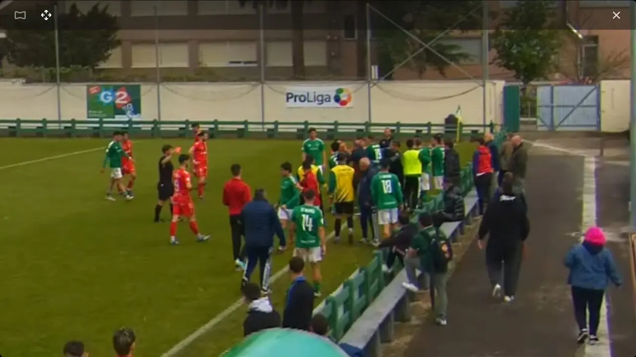Momento de la trifulca entre jugadores y equipo de ambos conjuntos. / a.e.