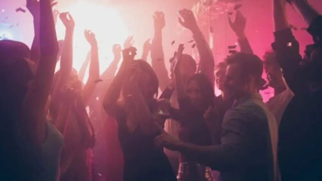 Varias personas disfrutan de una fiesta. / A.S.