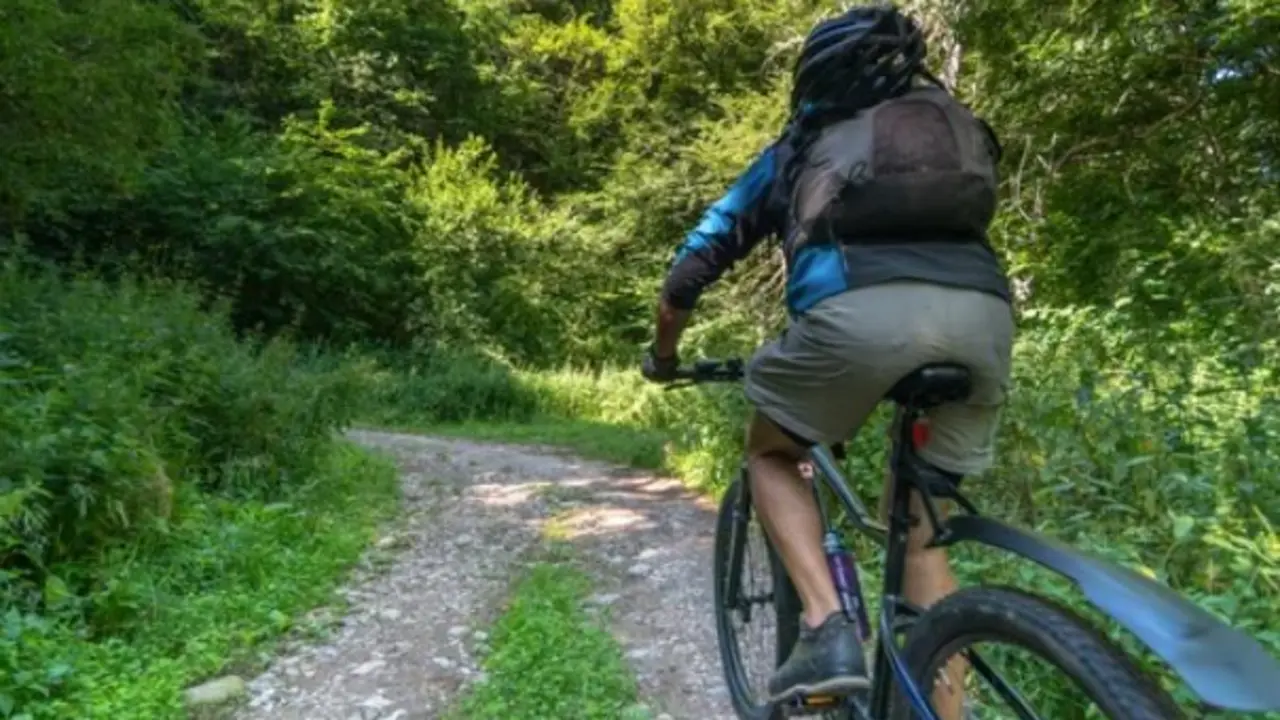 Una persona andando en bici por una ruta. / A.S.