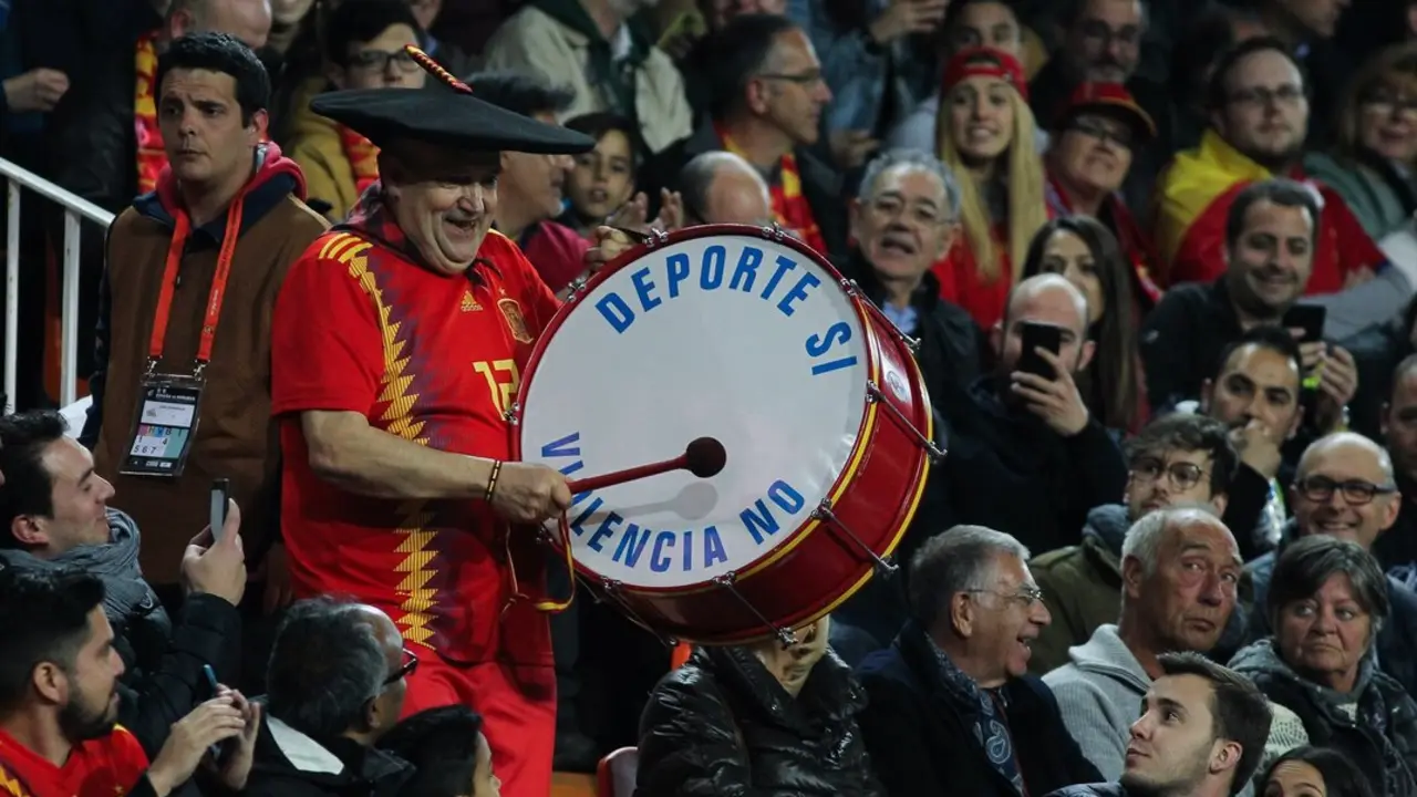 Manolo el del bombo en un partido. / Irina R.H.