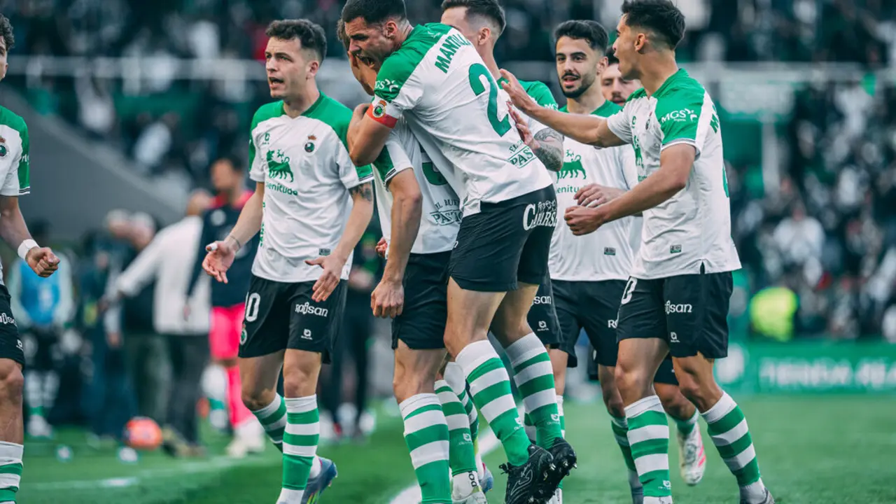 Los jugadores del Racing se abrazan tras un de los goles ante el D&eacute;por. / RRC