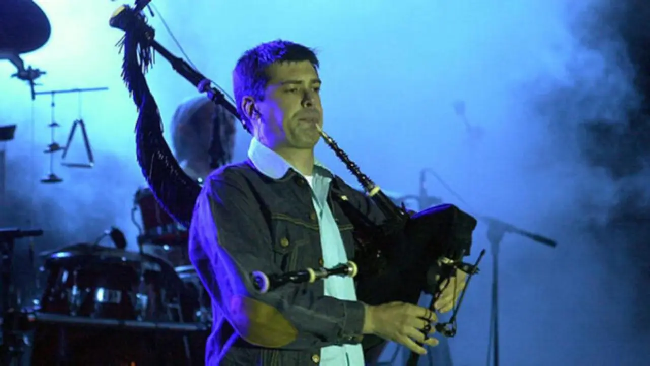 El gaitero asturiano Hevia, durante un concierto. / x
