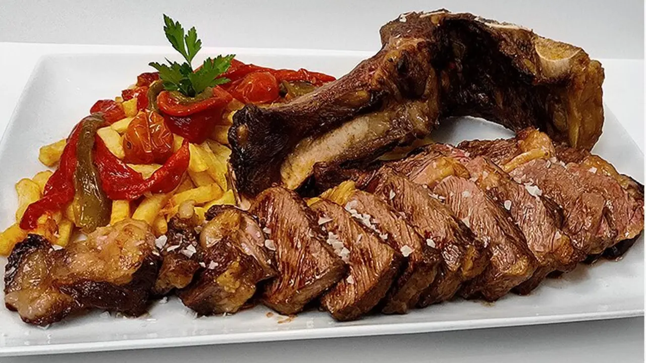 Uno de los platos estrella del restaurante, el chulet&oacute;n. / C.B.