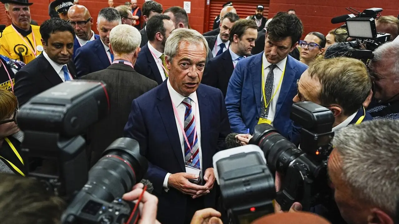 El l&iacute;der del partido Reform UK, Nigel Farage, habla con los medios tras la victoria de Sarah Pochin en las elecciones parciales de Runcorn y Helsby. / Peter Byrne
