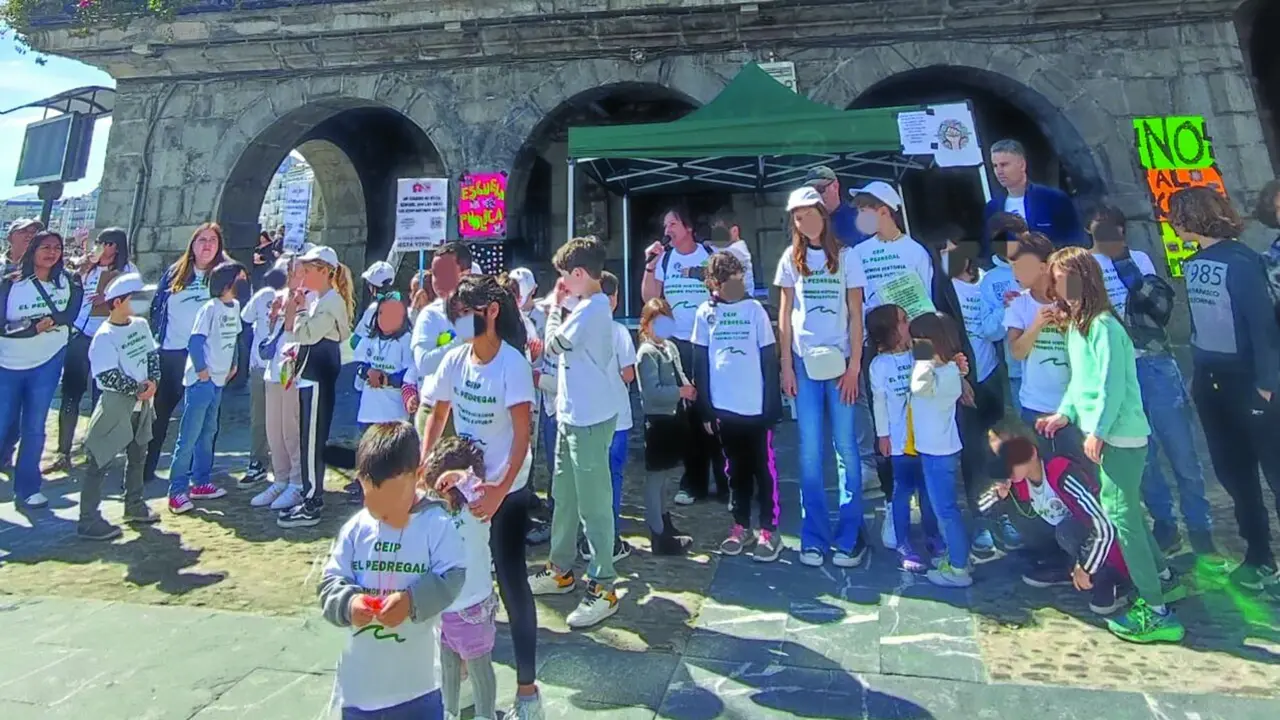 Concentraci&oacute;n de las familias de el CEIP de El Pedregal por el anuncio del cierre del colegio. / Alerta