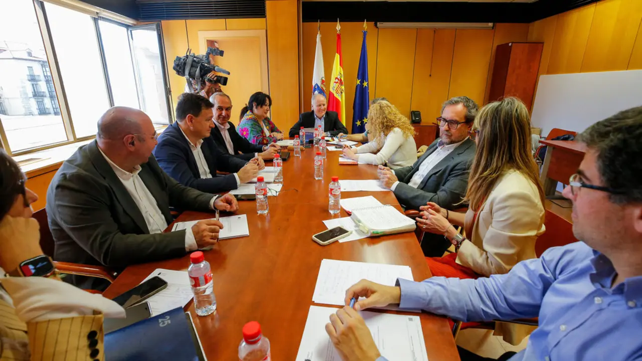El consejero Eduardo Arasti preside la Comisi&oacute;n sectorial de empleo y formaci&oacute;n del di&aacute;logo social. / Alerta