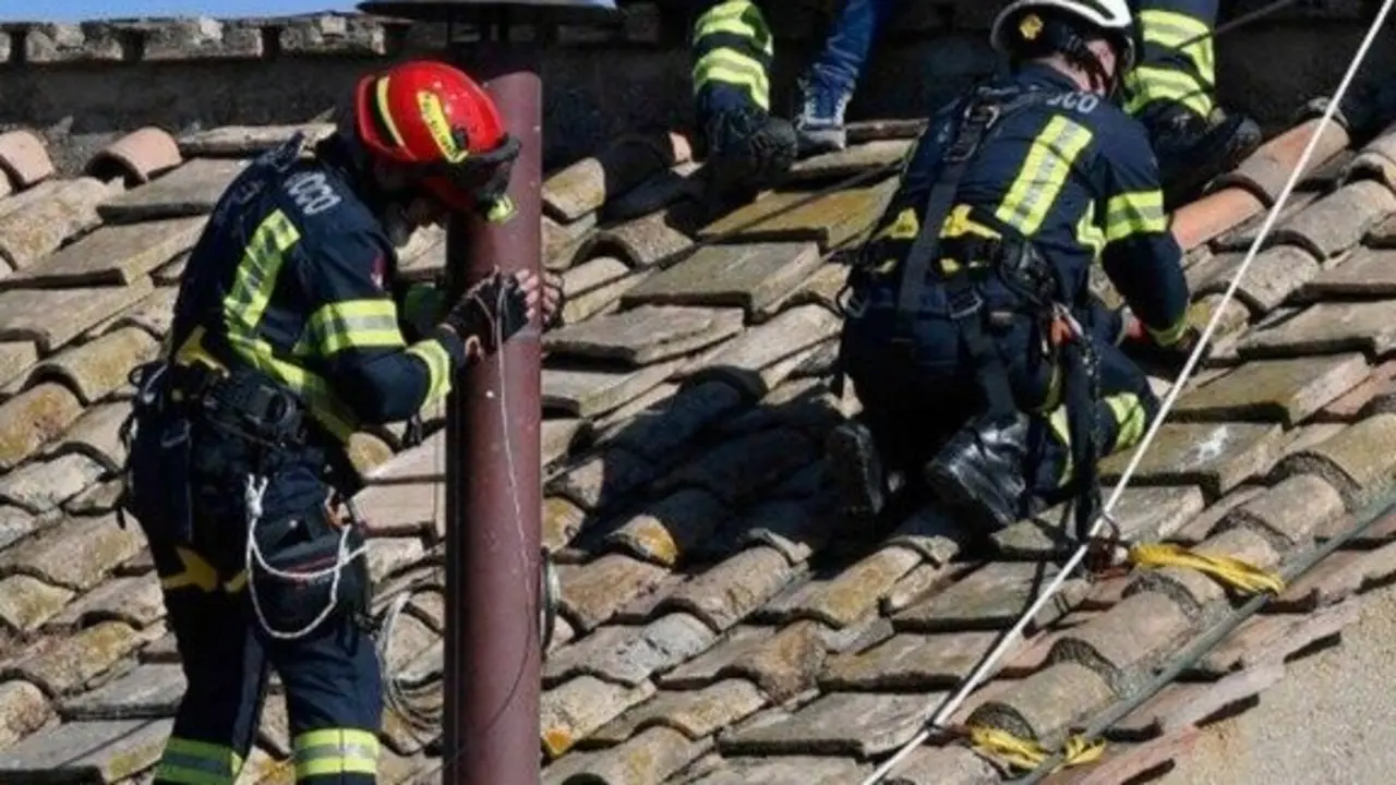 Instalan la chimenea que anunciar&aacute; al nuevo Papa. / Vatican News