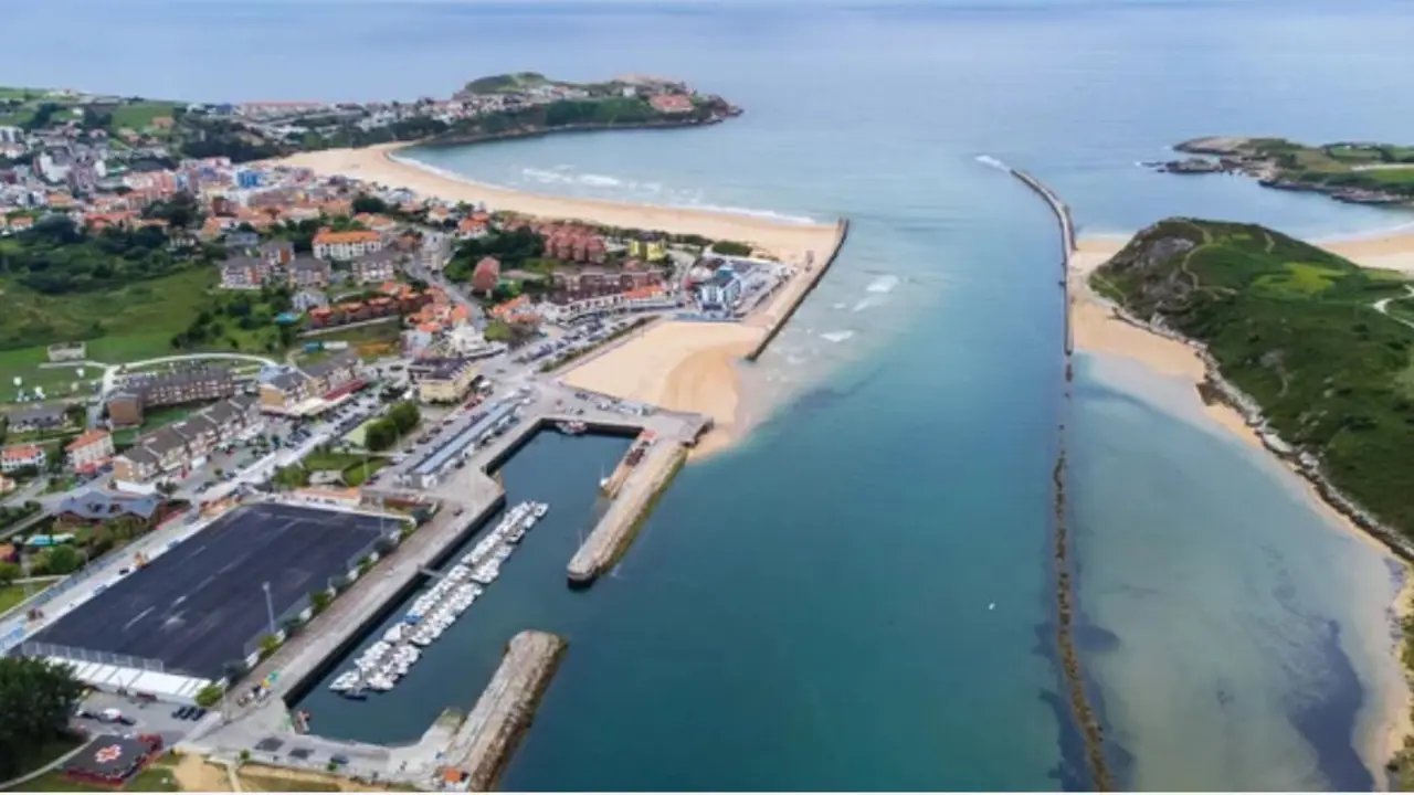 Vista a&eacute;rea del puerto de Suances. / A.S.