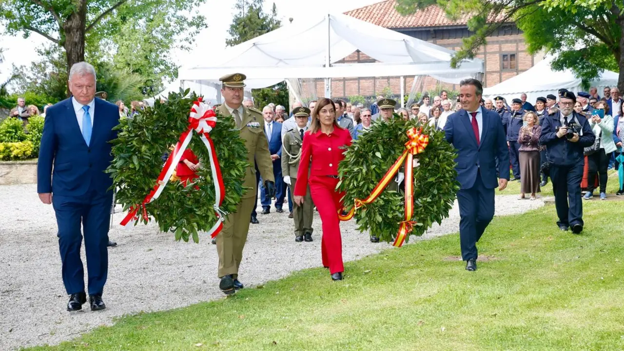 Mar&iacute;a Jos&eacute; Sa&eacute;nz de Buruaga asiste al acto conmemorativo del 2 de mayo y homenaje a Pedro Velarde. / L.R.