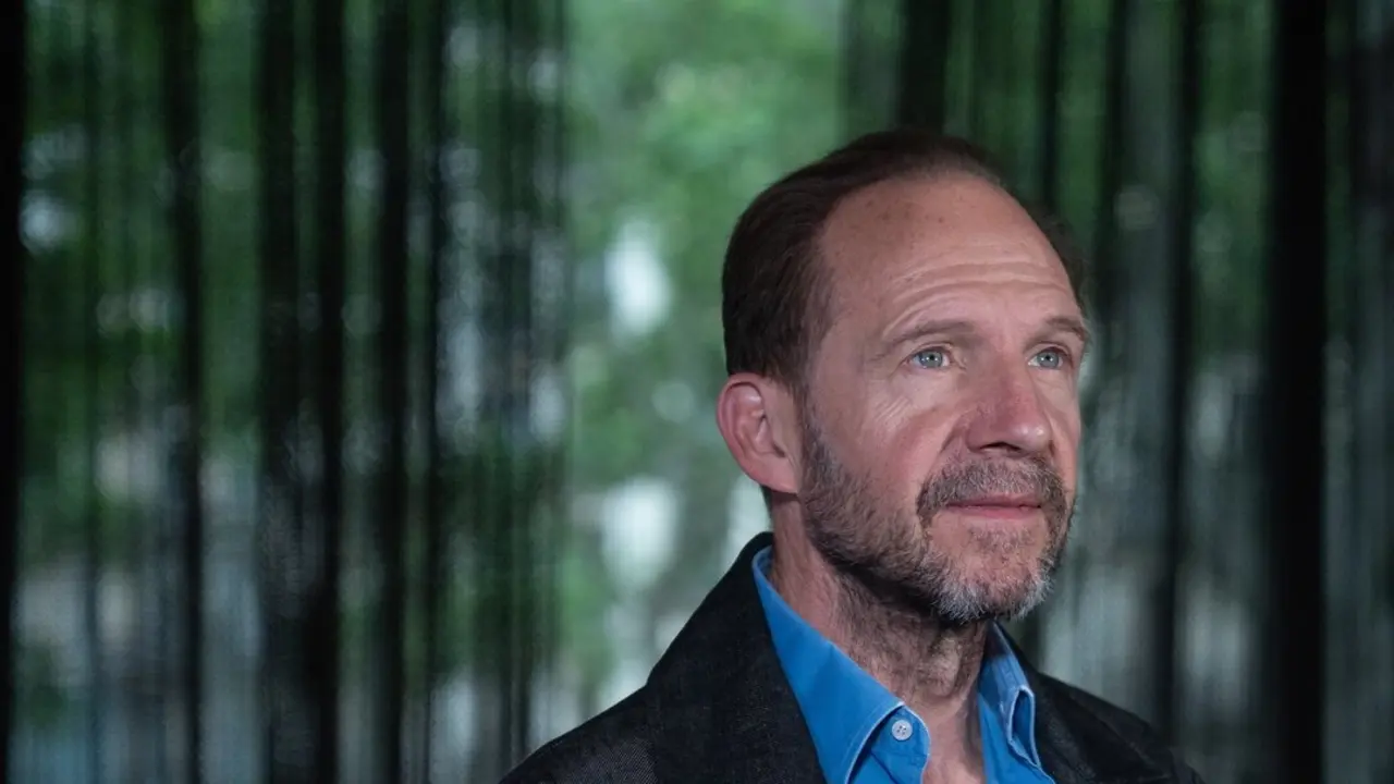 El actor Ralph Fiennes durante el photocall de la pel&iacute;cula 'The Return'. / David Zorrakino