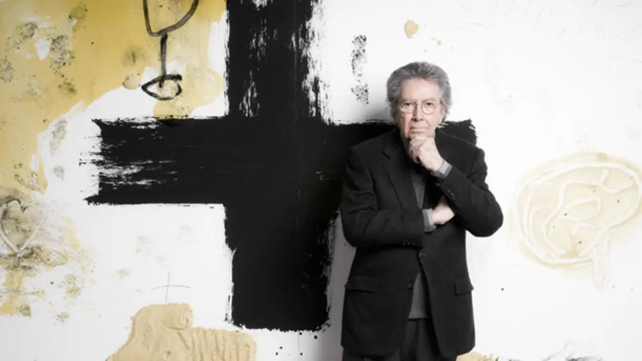 El artista catal&aacute;n, Antoni Tapies, posa junto a su obra. / x