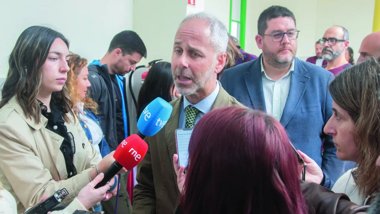 El consejero de Educaci&oacute;n, Sergio Silva, atiende a los medios tras la ruptura de la negociaci&oacute;n con la Junta de Personal Docente. / alerta