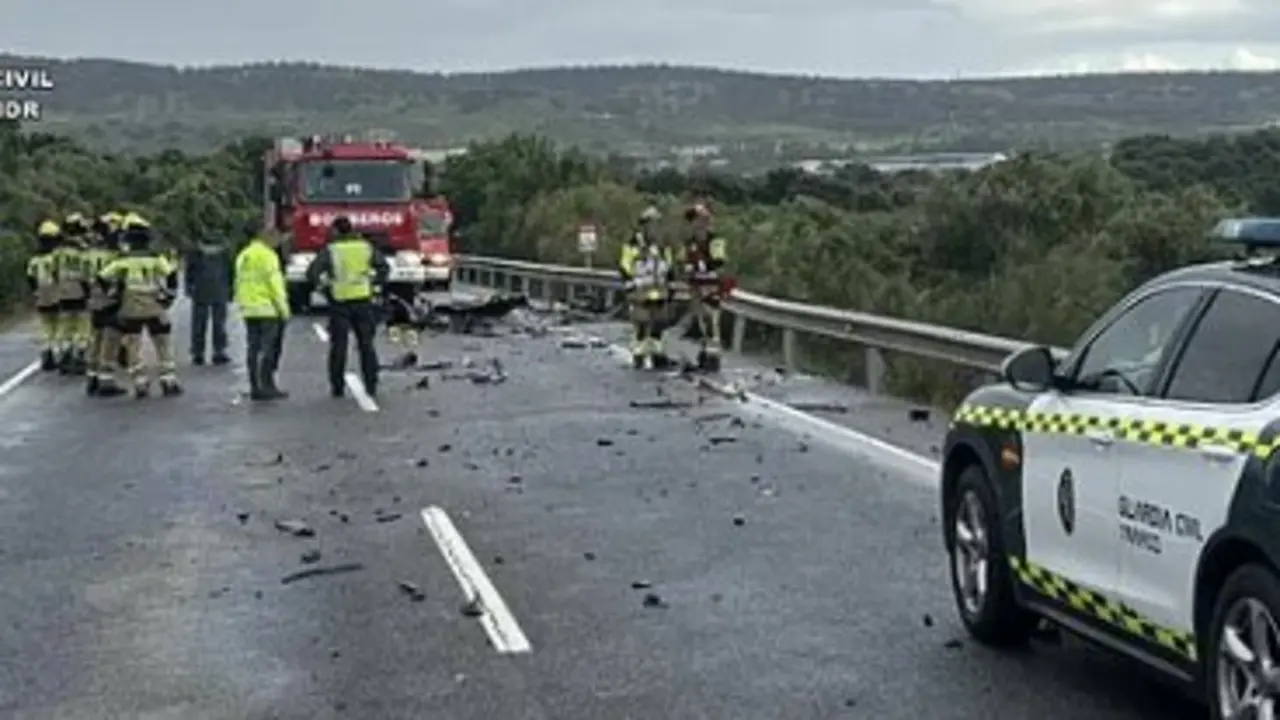 Servicios de emergencias en el lugar del accidente. / G.C.