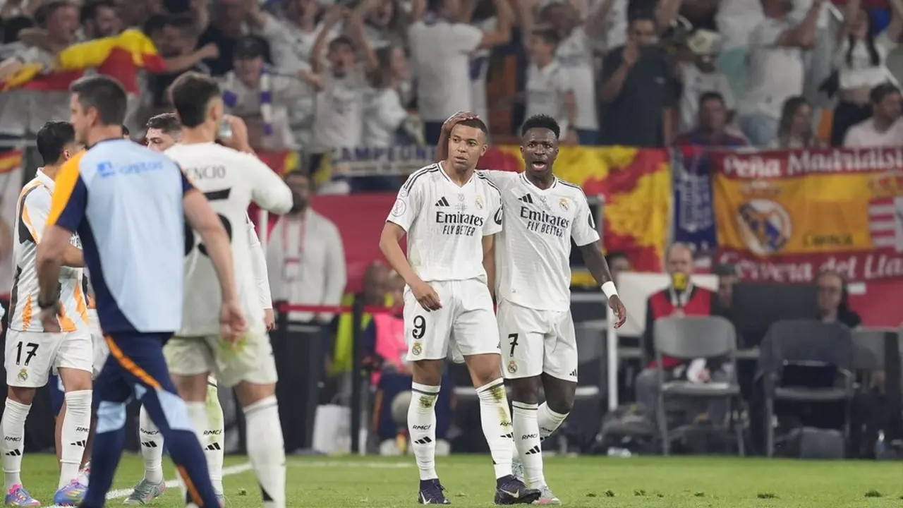 Kylian Mbappe junto a Vinicius en el partido ante el Barcelona. / EP
