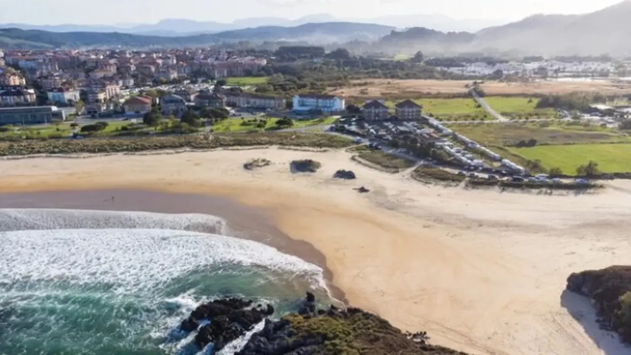 Vista a&eacute;rea de la playa de Ris en Noja. / A.S.