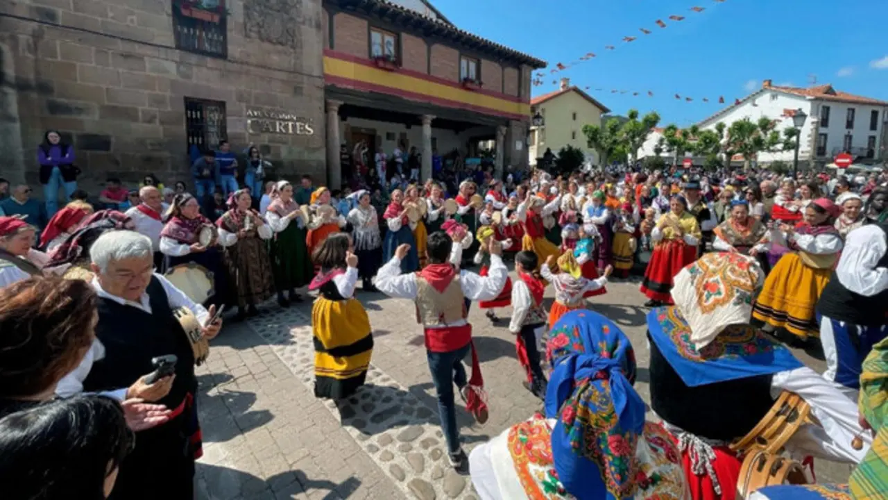 Baile tradicional en el Conceju Folk de Cartes, en una edici&oacute;n anterior. / AE