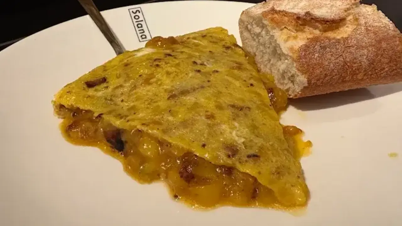 Un pincho de tortilla del local. / A.E