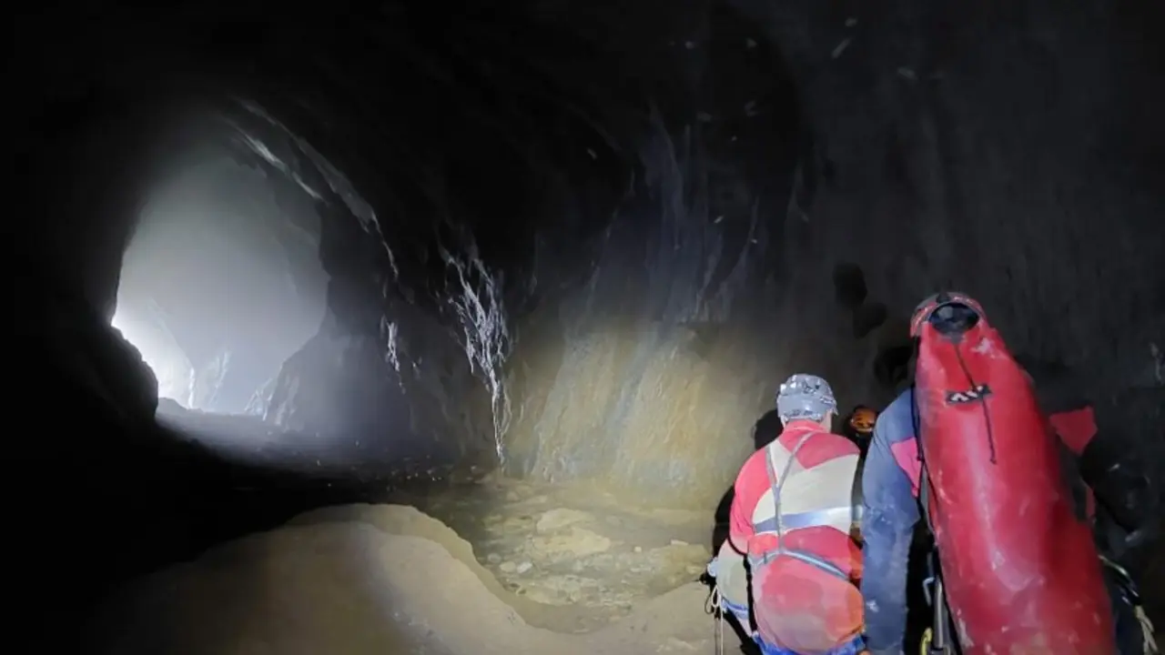 El equipo del Gobierno de Cantabria encuentra al espele&oacute;logo en la cueva de Arredondo para el traslado al hospital. / 112