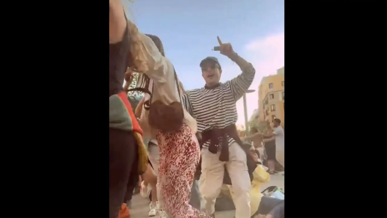 Personas celebrando en plena calle durante el apag&oacute;n nacional, en un gesto que muchos interpretan como s&iacute;mbolo de resignaci&oacute;n festiva ante el colapso de los servicios b&aacute;sicos.