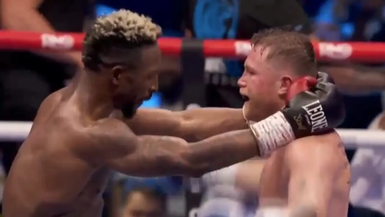 Pelea entre Canelo y Scull. / X