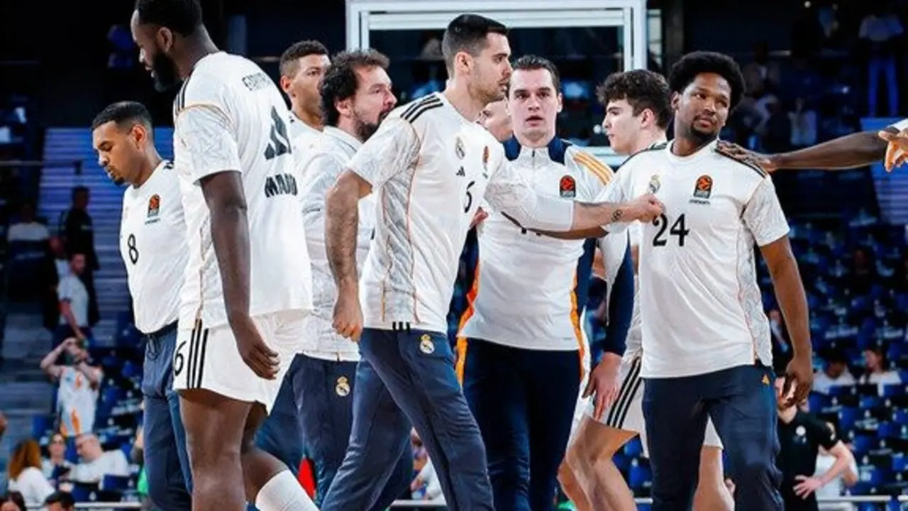 Los jugadores del Real Madrid en el partido ante Olympiacos. / RMBaloncesto