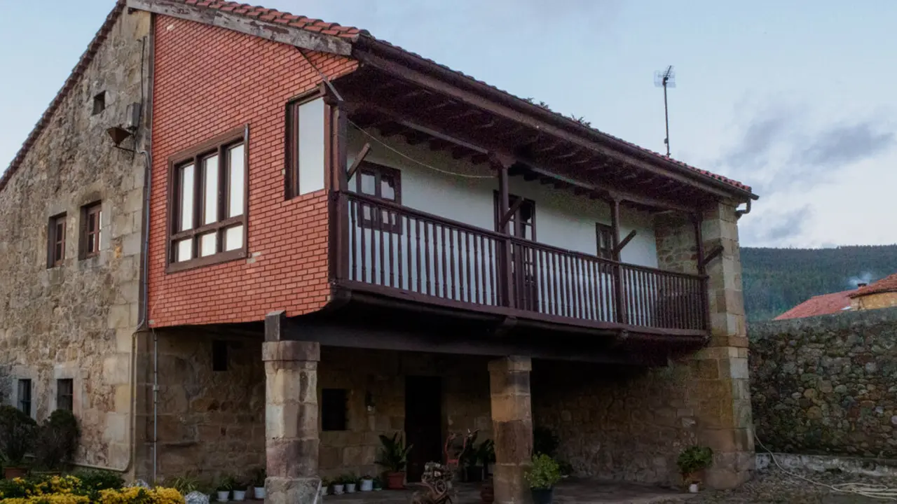 Esta casa es una de las m&aacute;s antiguas del valle, siendo en origen la que pobl&oacute; y dio el nombre al pueblo. / A.C.