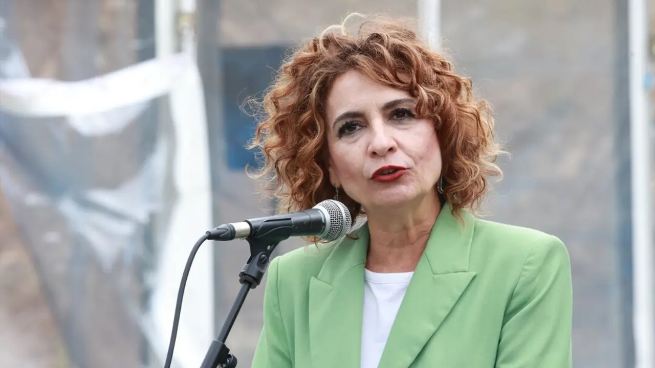 La vicepresidenta primera del Gobierno y ministra de Hacienda, Mar&iacute;a Jes&uacute;s Montero, atienden a los medios. / Roc&iacute;o Ruz