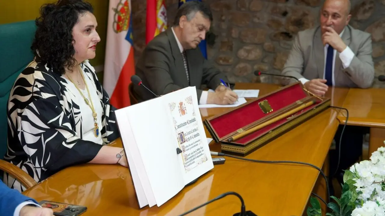 La socialista Lorena Cueto se convierte en la primera alcadesa de Cartes. / A.C.