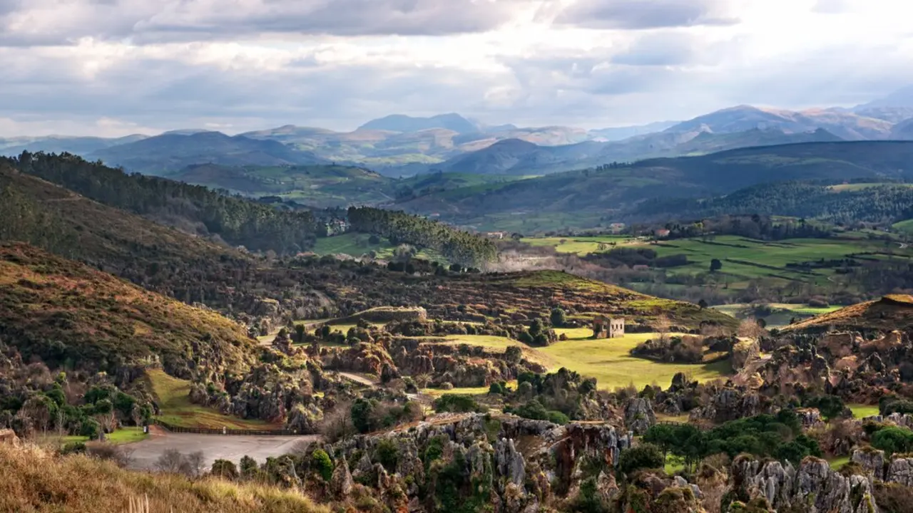 Pe&ntilde;a Cabarga oculta un pasado geol&oacute;gico tan fascinante como desconocido. / T.C.
