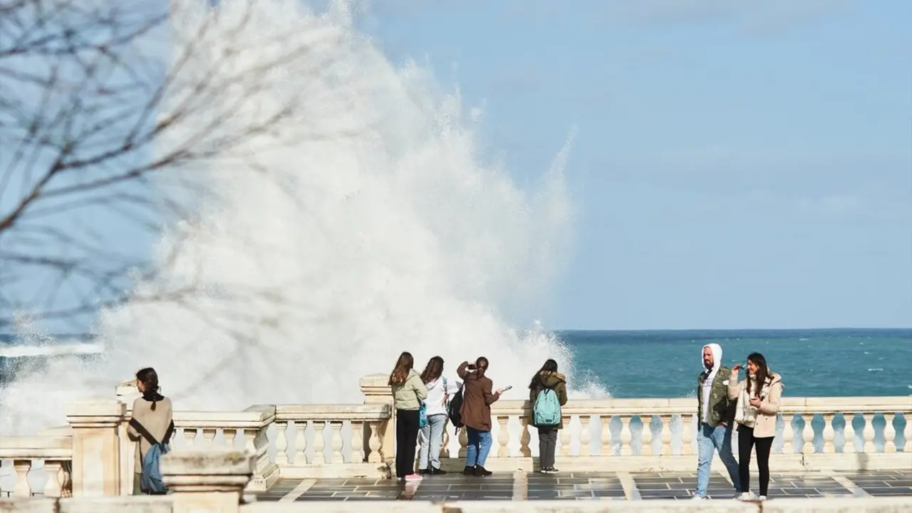 Una ola rompe en las inmediaciones del paseo mar&iacute;timo en Santander. / Juan Manuel Serrano