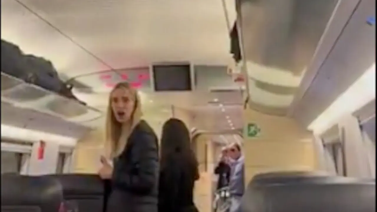 Pasajeros visiblemente indignados tras horas atrapados en un tren de Renfe sin agua ni informaci&oacute;n durante la madrugada.