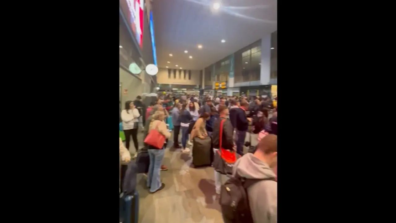 Varias personas en la estaci&oacute;n de Santa Justa durante el caos ferroviario. / x