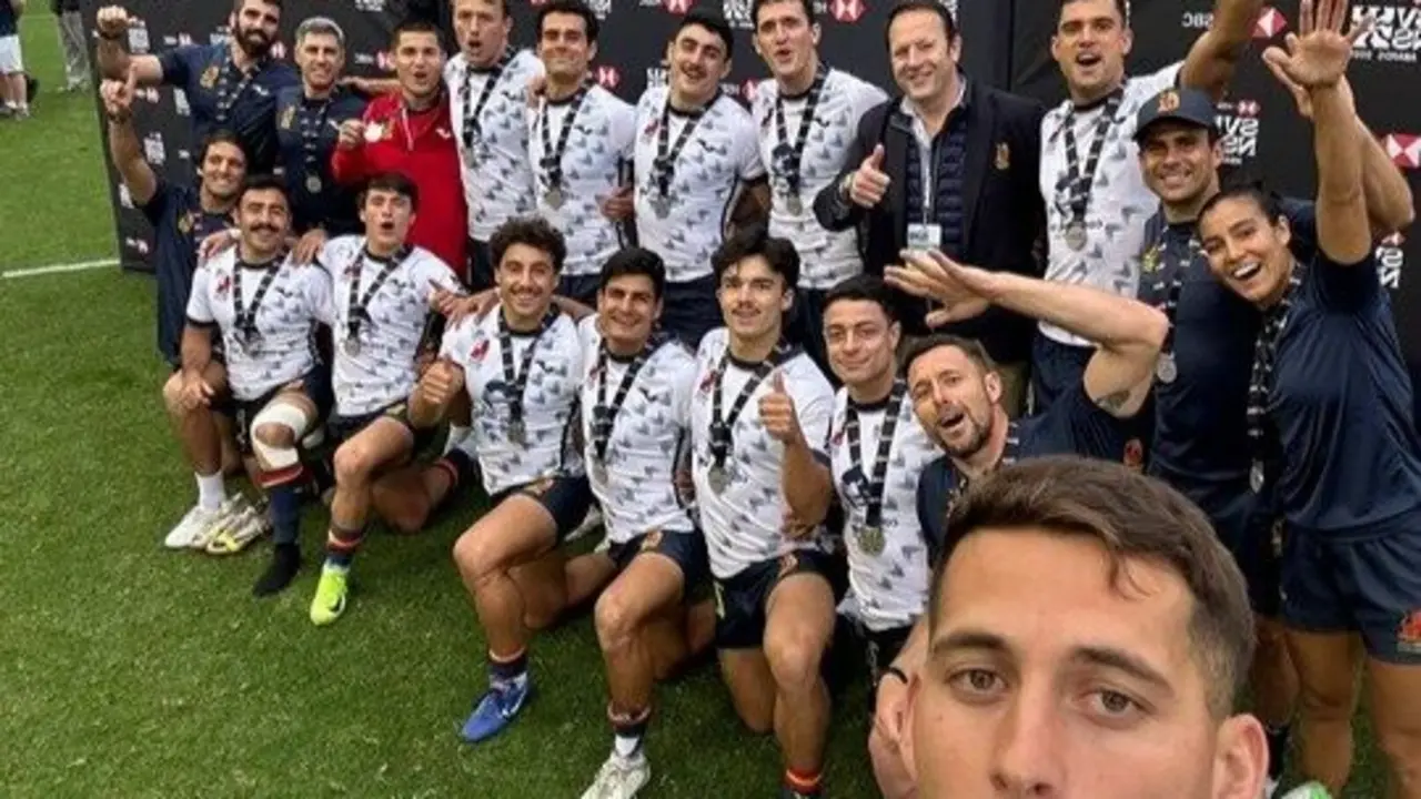 Los jugadores del equipo espa&ntilde;ol con la medalla. / ferugby