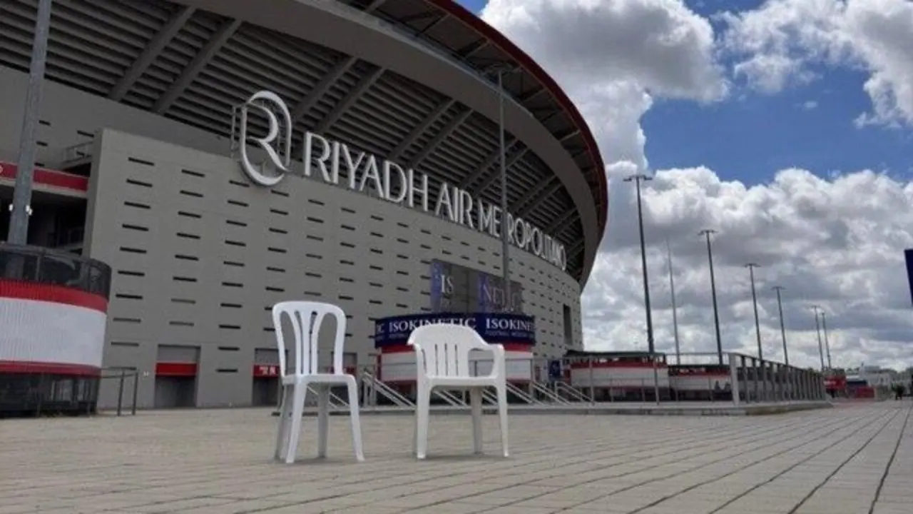Dos sillas en el Metropolitano, una pista del concierto de Bad Bunny en Madrid. / X