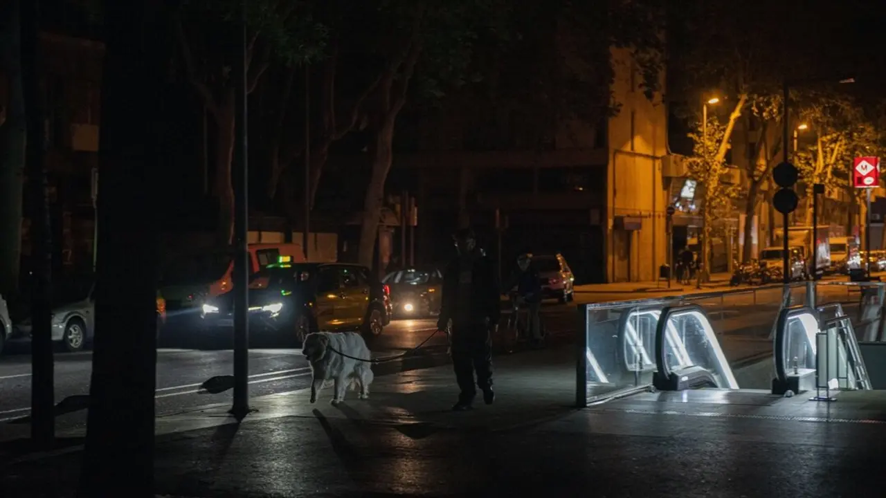 Las calles de la ciudad sin luz durante el apag&oacute;n. / Alberto Paredes