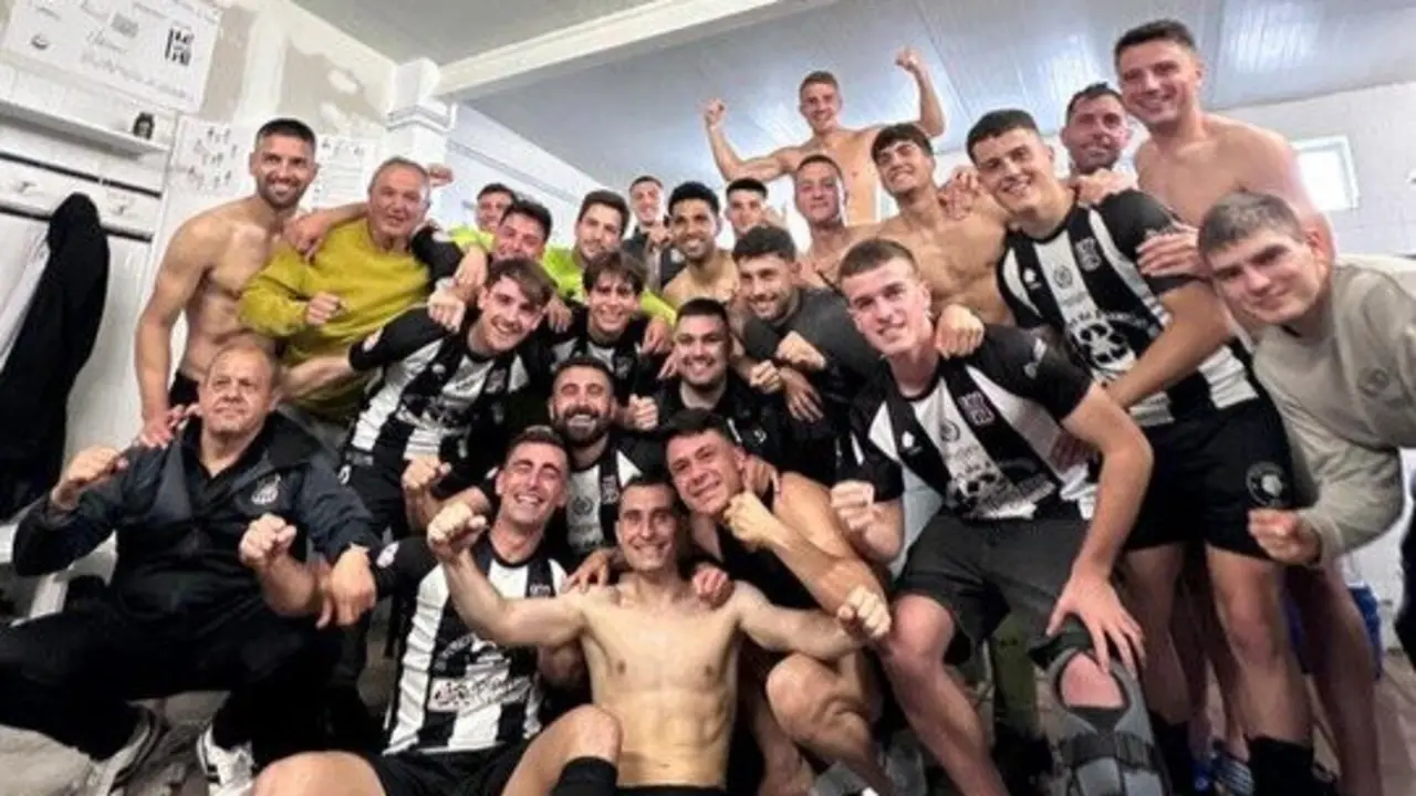 Los jugadores del Escobedo tras vencer al Llanera. / X