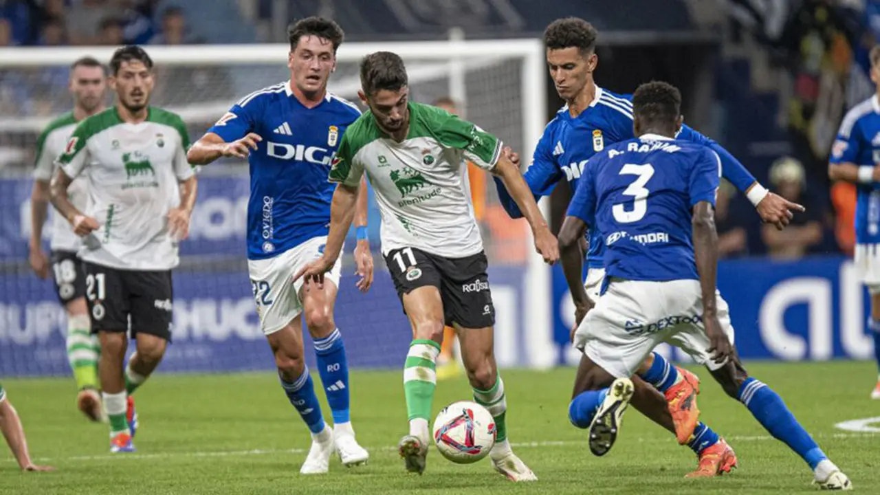 Andr&eacute;s trata de irse de los jugadores del Oviedo en el partido de ida en el Carlos Tartiere. / L.H.