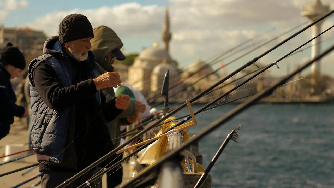 Dos pescadores en un d&iacute;a nublado. / A.E