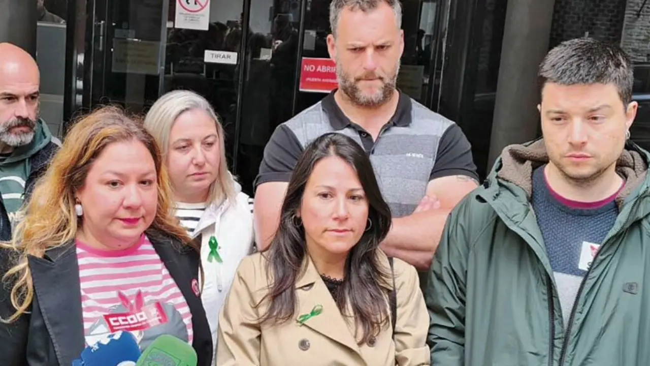 Miembros de la Junta de Personal Docente comparecen visiblemente tensos ante los medios tras romper las negociaciones con la Consejer&iacute;a de Educaci&oacute;n y anunciar paros para los d&iacute;as 21 y 22 de mayo.