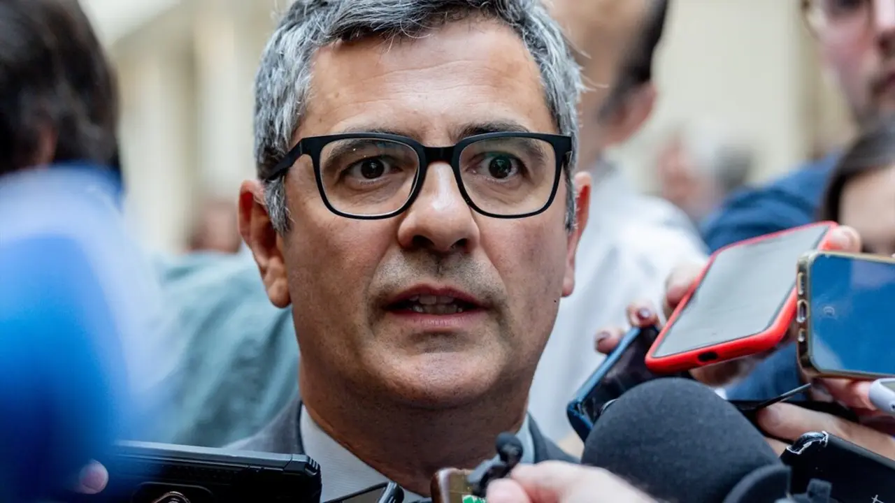 El ministro de la Presidencia, Justicia y Relaciones con las Cortes, F&eacute;lix Bola&ntilde;os, atiende a los medios de comunicaci&oacute;n. / Ricardo Rubio