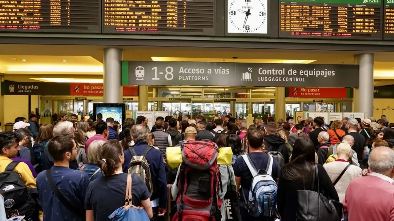 Caos de viajeros en la estaci&oacute;n de Mar&iacute;a Zambrano debido al retraso por el robo de cables de trenes. / &Aacute;lex Zea