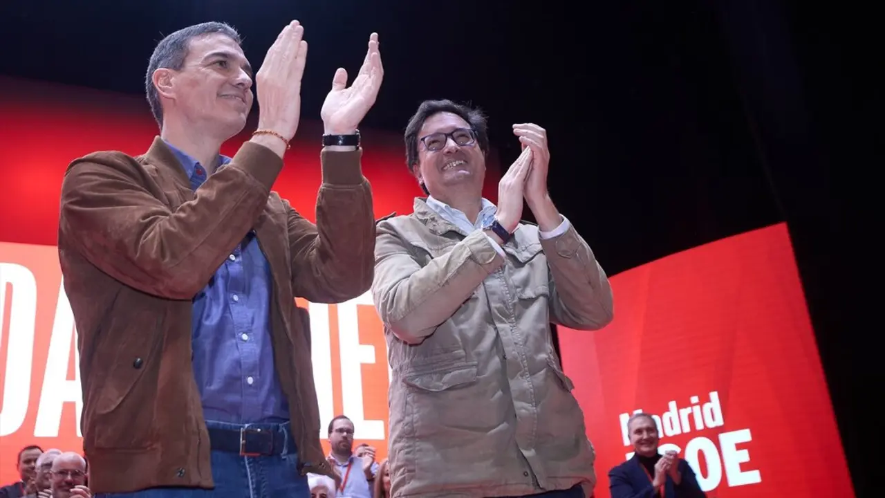 El secretario general del PSOE y presidente del Gobierno, Pedro S&aacute;nchez (i), y el secretario general del PSOE-M y ministro para la Transformaci&oacute;n Digital y de la Funci&oacute;n P&uacute;blica, &Oacute;scar L&oacute;pez (d). / Jes&uacute;s Hell&iacute;n
